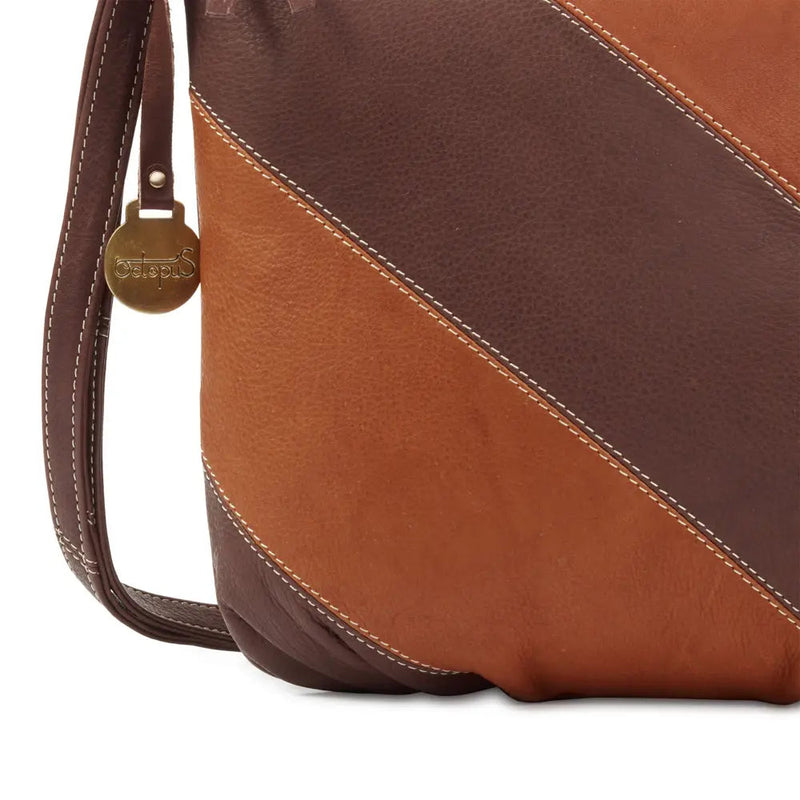 BEMÆRK: Kollektionsprøve. Style Cuba i supersmuk brun/cognac. Klassisk crossbody skuldertaske i blødt kvalitetslæder