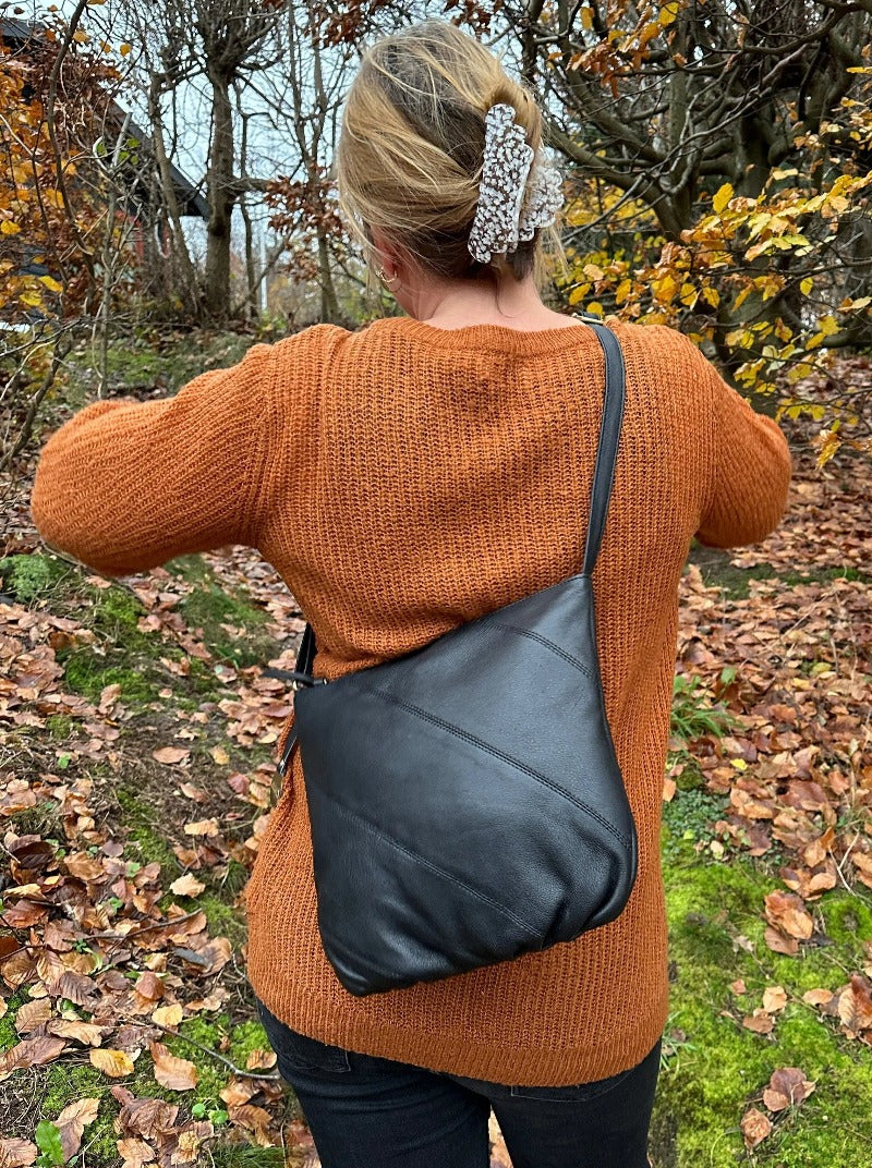 BEMÆRK: Kollektionsprøve. Style Cuba i supersmuk brun/cognac. Klassisk crossbody skuldertaske i blødt kvalitetslæder