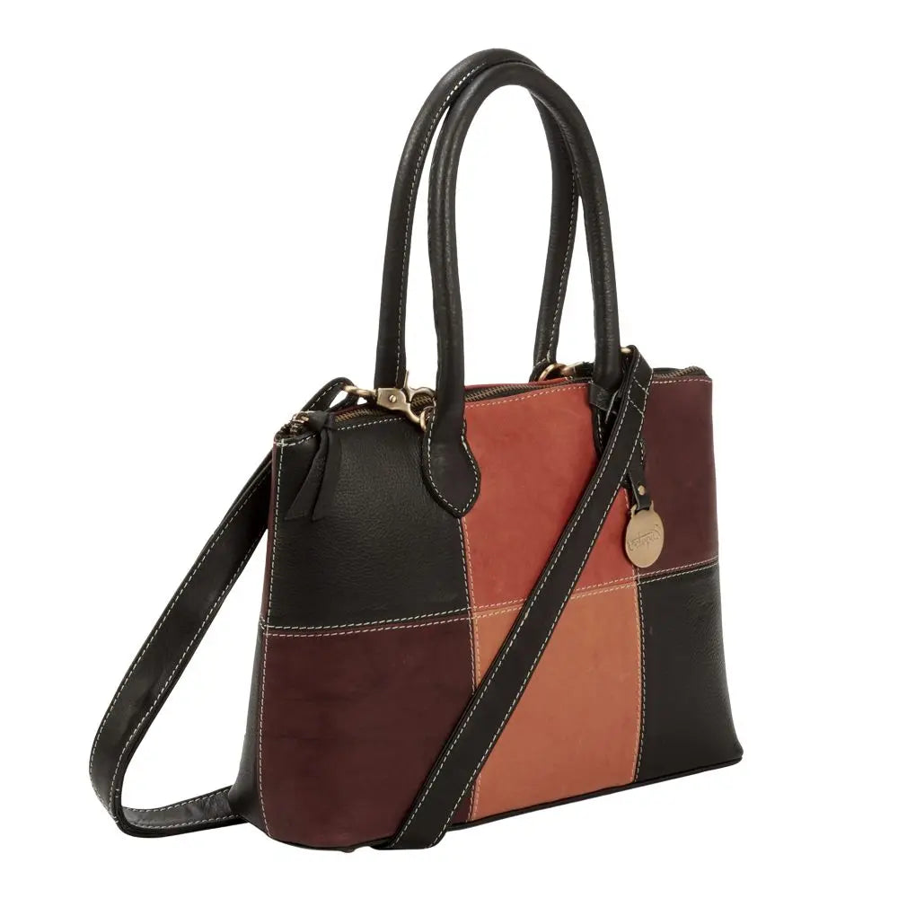  Style Nauru (kun få stk. på lager). Flot lædertaske i sort/brun/mørkebrun/cognac. Stor, elegant og klassisk håndtaske. Skulderrem medfølger