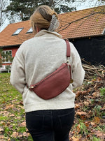 Style Fanny i brun. Úber cool bumbag i brun læder m. rå ringe/karabiner i messing Octopus Denmark