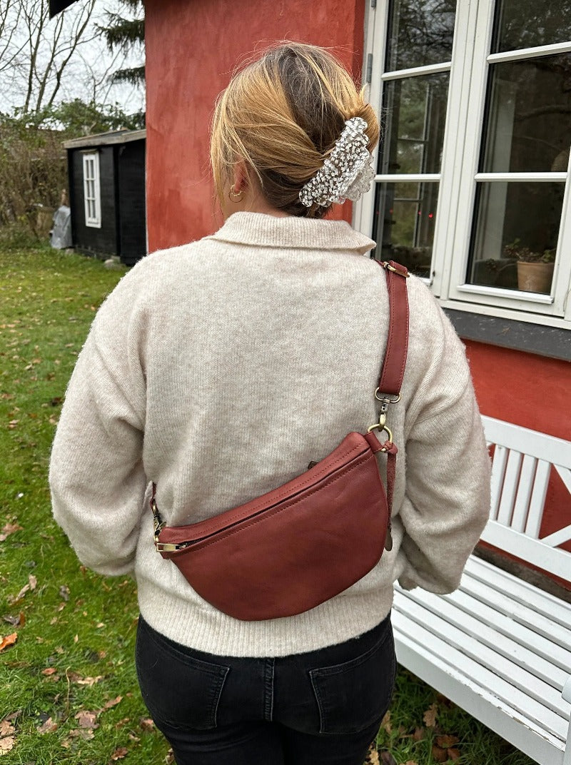 Style Fanny i brun. Úber cool bumbag i brun læder m. rå ringe/karabiner i messing Octopus Denmark